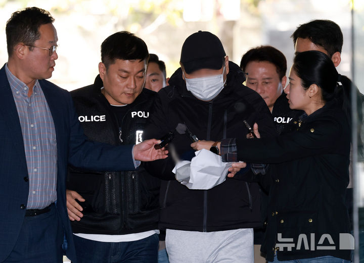 [서울=뉴시스] 이영환 기자 = 서울 강남구 역삼동 건물 2곳에 불을 지른 혐의를 받는 70대 남성 A씨가 22일 오후 서울 서초구 서울중앙지방법원에서 진행되는 구속 전 피의자 심문(영장실질심사)에 출석하고 있다. 2026.10.22. 20hwan@newsis.com