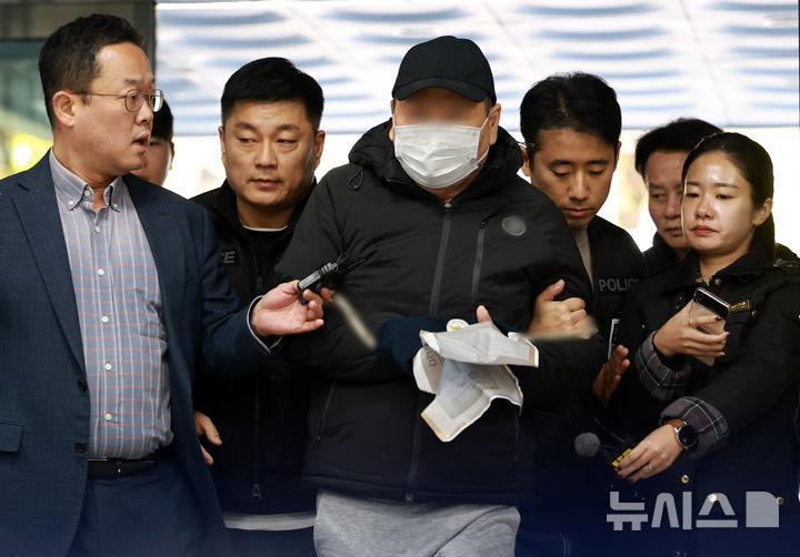 [서울=뉴시스] 이영환 기자 = 서울 강남구 역삼동 건물 2곳에 불을 지른 혐의를 받는 70대 남성 A씨가 22일 오후 서울 서초구 서울중앙지방법원에서 진행되는 구속 전 피의자 심문(영장실질심사)에 출석하고 있다. 2026.10.22. 20hwan@newsis.com