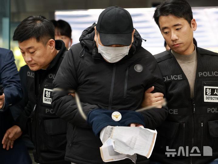 [서울=뉴시스] 이영환 기자 = 서울 강남구 역삼동 건물 두 곳에 잇따라 불을 질러 19명을 다치게 한 혐의를 받는 70대 남성이 공소청에 넘겨졌다. 사진은 지난 22일 피의자 이모씨가 구속 전 피의자 심문(영장실질심사)에 출석하고 있는 모습 2026.10.22. 20hwan@newsis.com
