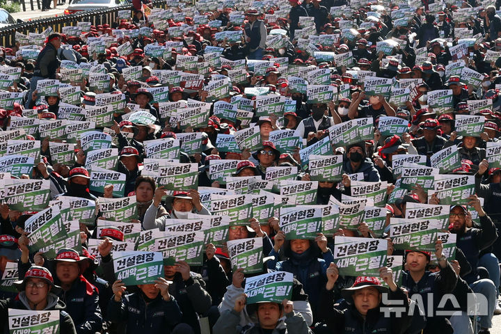 [서울=뉴시스] 고승민 기자 = 22일 서울 남대문 인근 세종대로에서 열린 건설노조 총력 상경투쟁에서 노조원들이 피켓을 들고 구호를 외치고 있다. 2026.10.22. kkssmm99@newsis.com