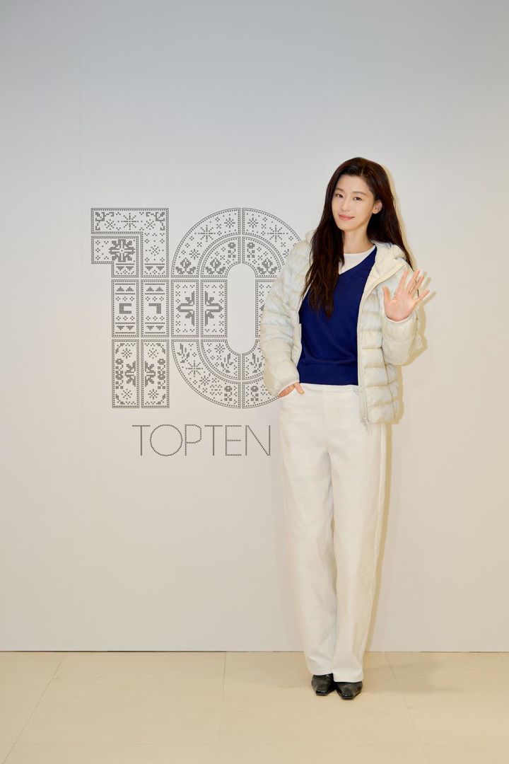 [서울=뉴시스] 신성통상 탑텐 앰버서더인 배우 전지현이 지난 21일 대구 중구 탑텐 동성로점 리뉴얼 기념 프리 오픈 행사 포토월에서 포즈를 취하고 있다.탑텐 대구 동성로점은 디지털 기반의 쇼핑 환경과 고객 중심의 공간 설계, 지역 특화 콘텐츠를 결합한 매장으로 새단장해 오는 23일 정식 오픈한다. 대구 동성로점을 포함한 전국 탑텐 매장과 탑텐몰에서 오는 23일부터 11월 8일까지 대규모 할인 행사 ‘텐텐데이’도 진행될 예정이다. (사진=탑텐 제공) 2026.10.22. photo@newsis.com *재판매 및 DB 금지