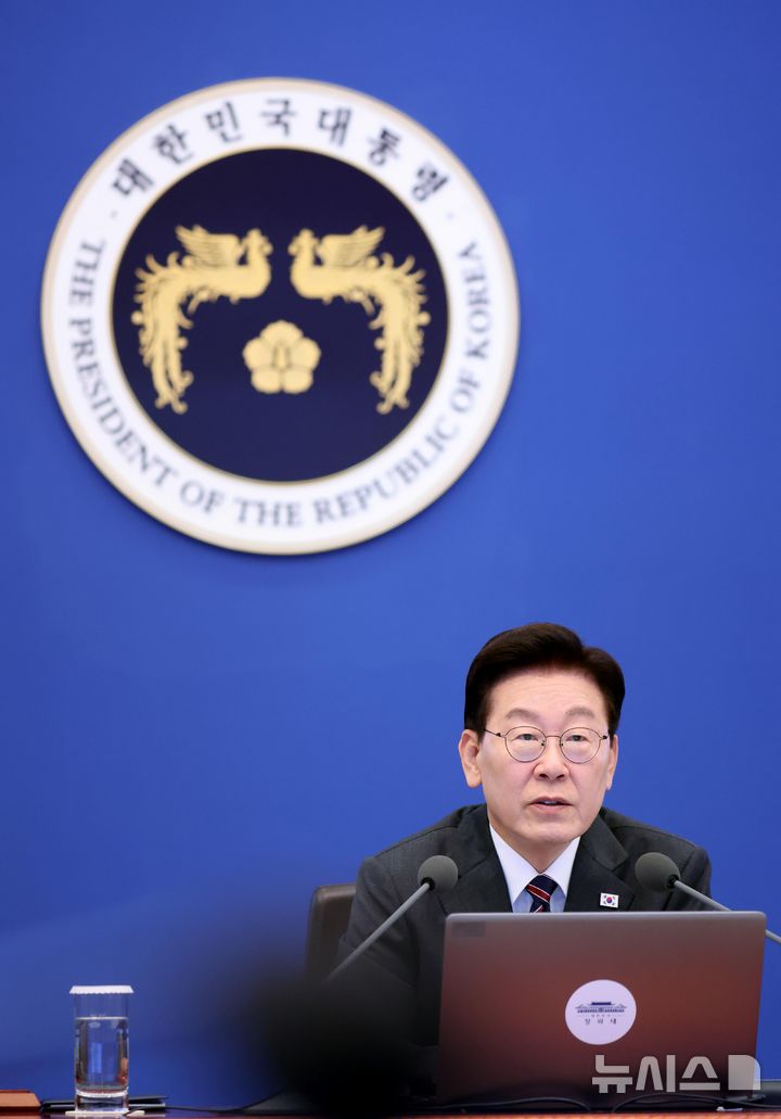 [서울=뉴시스] 조성봉 기자= 이재명 대통령이 22일 청와대에서 열린 수석보좌관회의에서 발언하고 있다. (청와대통신사진기자단) 2026.10.22. suncho21@newsis.com