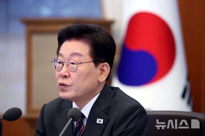 [서울=뉴시스] 조성봉 기자= 이재명 대통령이 22일 청와대에서 열린 수석보좌관회의에서 발언하고 있다. (청와대통신사진기자단) 2026.10.22. suncho21@newsis.com