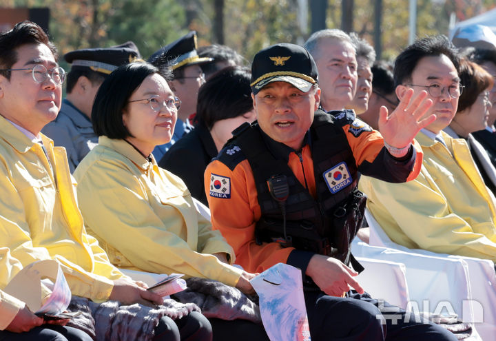 [인천=뉴시스] 전진환 기자 = 2026 국가단위 긴급구조 종합훈련이 실시된 22일 인천 영종구 인스파이어 엔터테인먼트 리조트에서 한성숙(왼쪽 두번째) 국무총리가 최용철 소방청장으로부터 훈련 내용 설명을 듣고 있다. 2026.10.22. amin2@newsis.com