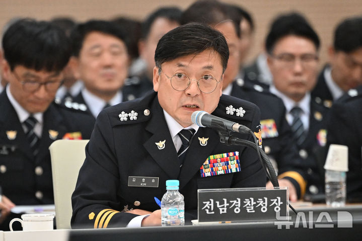 [전남광주=뉴시스] 이영주 기자 = 김호승 전남경찰청장이 22일 오후 전남광주 서구 전남광주통합특별시 광주청사에서 열린 광주경찰청·전남경찰청 대상 국정감사에 참여해 질의답변하고 있다. 2026.10.22. leeyj2578