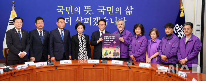 [서울=뉴시스] 고범준 기자 = 김민석 더불어민주당 대표 등 참석자들이 22일 서울 여의도 국회에서 이태원 참사 유가족협의회 대표단과 면담을 하며 기념촬영을 하고 있다. 2026.10.22. bjko@newsis.com
