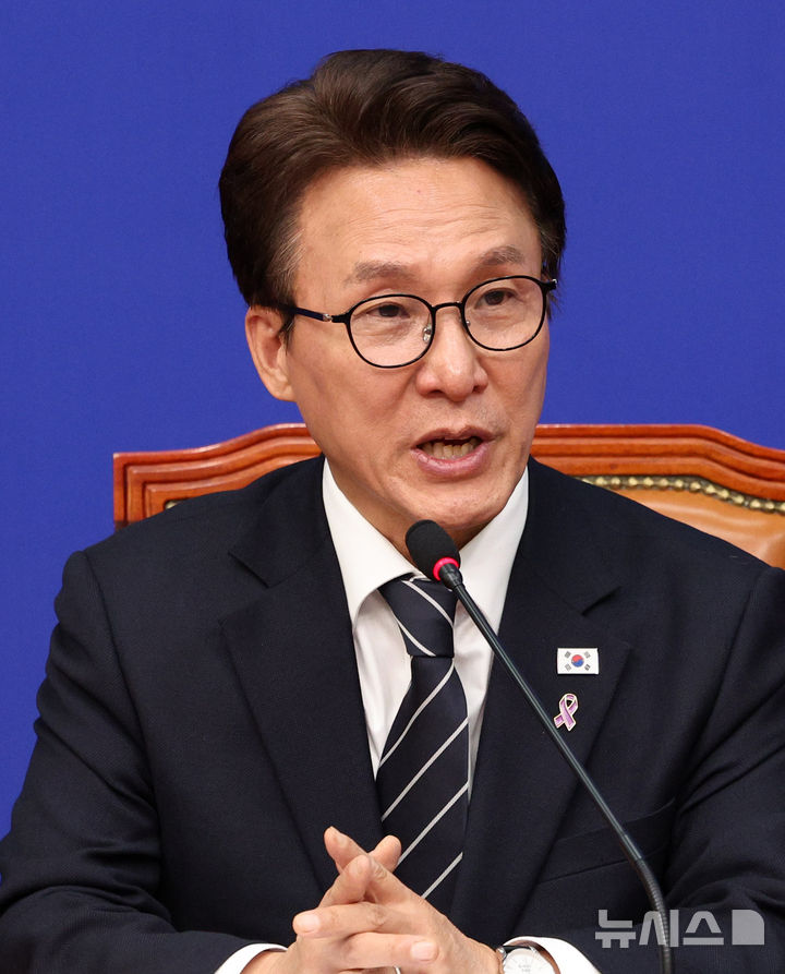 [서울=뉴시스] 고범준 기자 = 김민석 더불어민주당 대표가 22일 서울 여의도 국회에서 이태원 참사 유가족협의회 대표단과 면담을 하고 있다. 2026.10.22. bjko@newsis.com