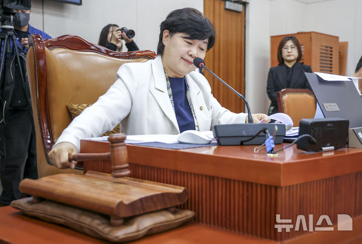 [서울=뉴시스] 정병혁 기자 = 서영교 국회 법제사법위원장이 22일 서울 여의도 국회에서 열린 법제사법위원회 전체회의에서 특별감찰관후보자(최길수) 인사청문경과보고서를 채택하며 의사봉을 두드리고 있다. 2026.10.22. jhope@newsis.com