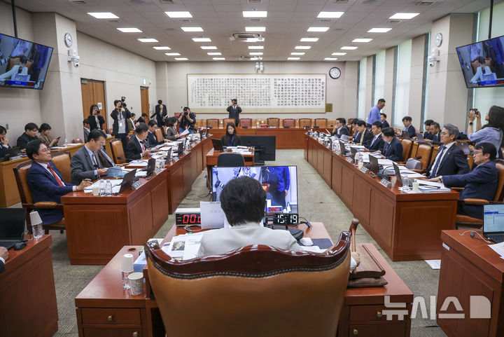 [서울=뉴시스] 정병혁 기자 = 서영교 국회 법제사법위원장이 22일 서울 여의도 국회에서 열린 법제사법위원회 전체회의에서 특별감찰관후보자(최길수) 인사청문경과보고서를 채택하며 의사봉을 두드리고 있다. 2026.10.22. jhope@newsis.com
