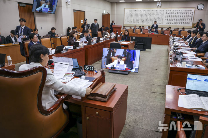 [서울=뉴시스] 정병혁 기자 = 서영교 국회 법제사법위원장이 22일 서울 여의도 국회에서 열린 법제사법위원회 전체회의에서 특별감찰관후보자(최길수) 인사청문경과보고서를 채택하며 의사봉을 두드리고 있다. 2026.10.22. jhope@newsis.com