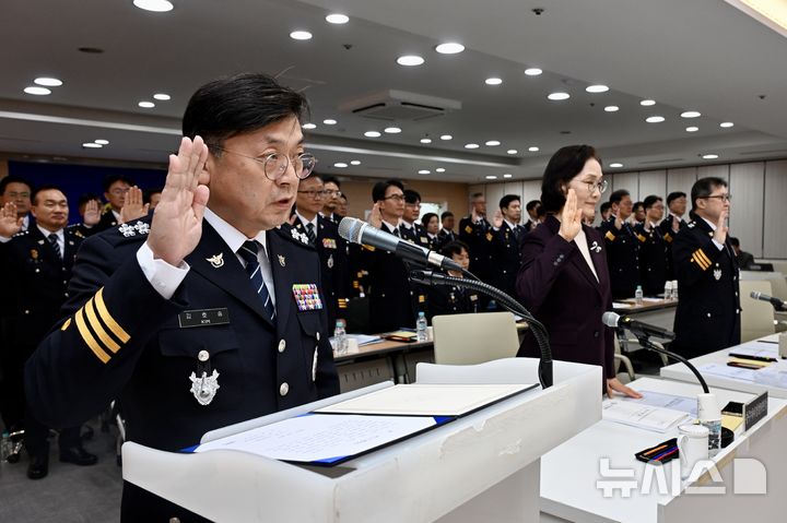 [전남광주=뉴시스] 이영주 기자 = 김호승(왼쪽) 전남경찰청장이 22일 오후 전남광주 서구 전남광주통합특별시 광주청사에서 국정감사 피감기관을 대표해 선서를 하고 있다. (공동취재) 2026.10.22. leeyj2578@newsis.com