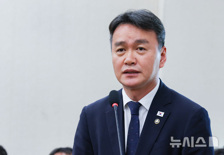 [서울=뉴시스] 김근수 기자 = 이종욱 관세청장이 22일 오후 서울 여의도 국회에서 열린 재정경제위원회 종합국정감사에서 질의에 답하고 있다. 2026.10.22. ks@newsis.com