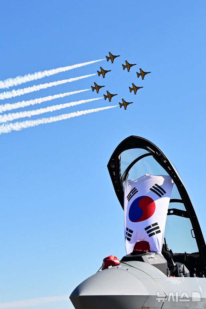 [사천=뉴시스] 차용현 기자 = '2026 사천에어쇼'가 개막한 22일 오후 경남 사천비행장 상공에서 공군 특수비행팀 블랙이글스가 화려한 곡예비행을 선보이고 있다. 이번 에어쇼는 오는 25일까지 나흘간 사천비행장 일원에서 펼쳐진다. 2026.10.22. con@newsis.com