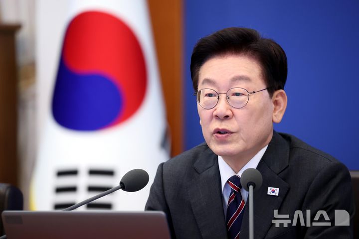 [서울=뉴시스] 조성봉 기자= 이재명 대통령이 22일 청와대에서 열린 수석보좌관회의에서 발언하고 있다. (청와대통신사진기자단) 2026.10.22. suncho21@newsis.com