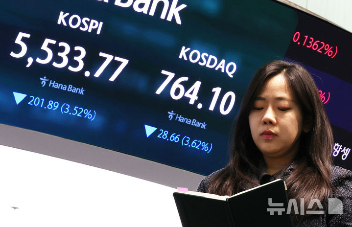 [서울=뉴시스] 박주성 기자 = 22일 오후 서울 중구 하나은행 딜링룸에서 딜러들이 업무를 하고 있다.코스피가 전일보다 3.52%급락한 5533.77에 거래를 마감했고 코스닥지수는 전일보다 28.66포인트(3.62%) 내린 764.10에 거래를 마감했다. 2026.10.22. park7691@newsis.com