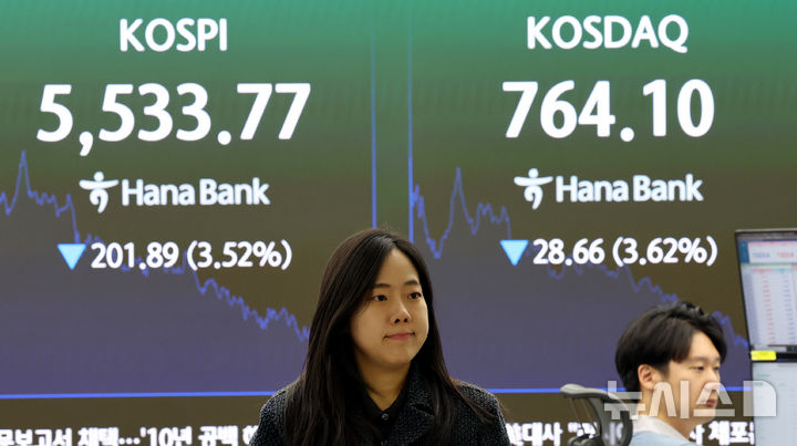 [서울=뉴시스] 박주성 기자 = 사진은 지난 22일 오후 서울 중구 하나은행 딜링룸에서 딜러들이 업무를 하고 있는 모습. 2026.10.22. park7691@newsis.com