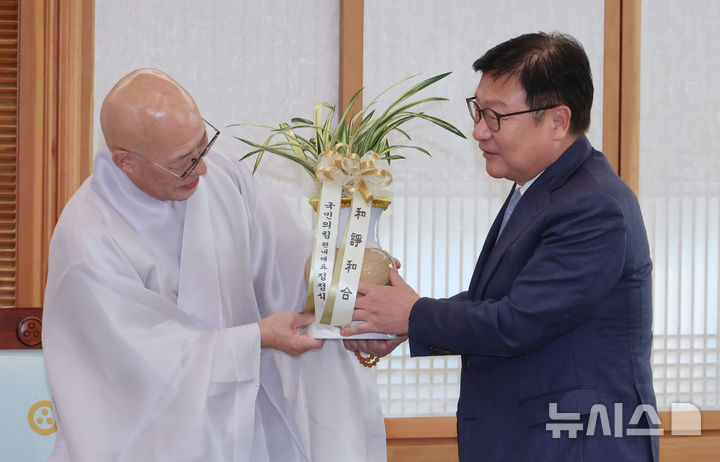 [서울=뉴시스] 국회사진기자단 = 정점식 국민의힘 원내대표가 22일 서울 종로구 한국불교역사문화기념관에서 대한불교조계종 총무원장 진우 스님을 예방하고 있다. 2026.10.22. photo@newsis.com