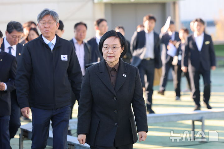 [서울=뉴시스] 김금보 기자 = 한성숙 국무총리가 22일 오후 서울 강서구 옛 공항고등학교 부지에서 제7차 주택공급 현장 점검을 하고 있다.정부는 이 부지에 학생실내체육관 복합 청년 공공주택 270호 공급을 목표하고 있다. 2026.10.22. kgb@newsis.com