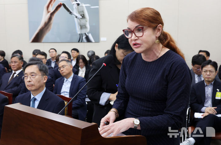[서울=뉴시스] 고범준 기자 = 캐슬린 린 X 디렉터가 22일 서울 여의도 국회에서 열린 과학기술정보방송통신위원회 방송미디어통신위원회 등에 대한 종합감사에서 의원 질의에 답변하고 있다. 2026.10.22. bjko@newsis.com
