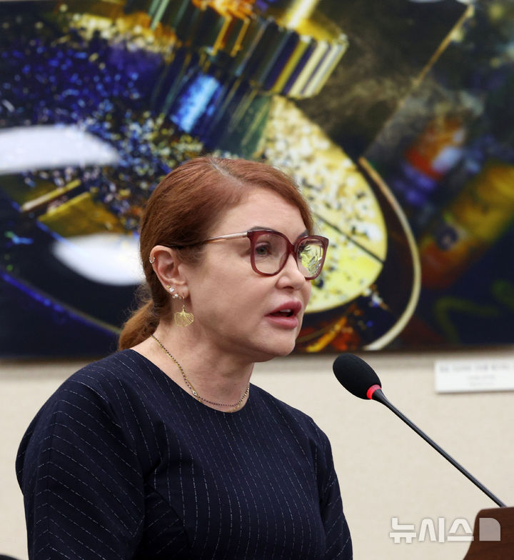 [서울=뉴시스] 고범준 기자 = 캐슬린 린 X디렉터가 22일 서울 여의도 국회에서 열린 과학기술정보방송통신위원회 방송미디어통신위원회 등에 대한 종합감사에서 의원 질의에 답변하고 있다. 2026.10.22. bjko@newsis.com