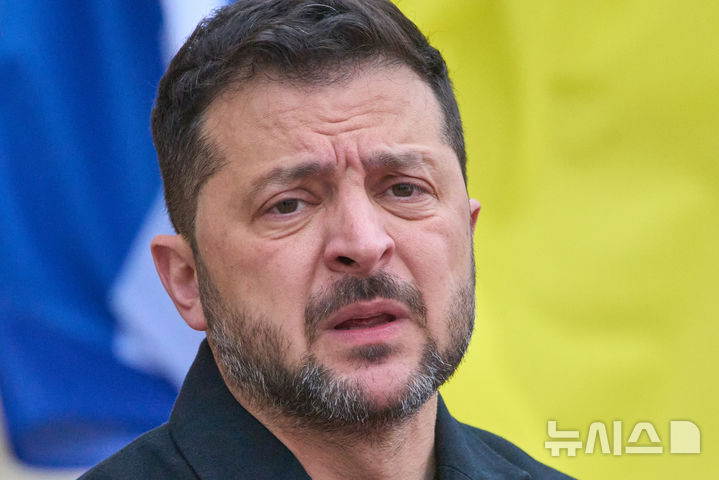 Ukraine's President Volodymyr Zelenskyy answers media questions before his meeting with Finnish Prime Minister Petteri Orpo in Kyiv, Ukraine, Thursday Oct. 22, 2026. (AP Photo/Efrem Lukatsky)