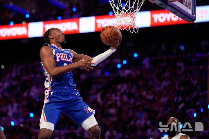 [필라델피아=AP/뉴시스] 미국프로농구(NBA) 필라델피아 세븐티식서스의 타이리스 맥시. 2026.10.22.