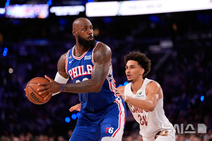 [필라델피아=AP/뉴시스] 미국프로농구(NBA) 필라델피아 세븐티식서스의 르브론 제임스. 2026.10.22.