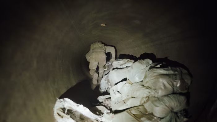 [서울=뉴시스]가스파이프라인 안에서 구부린 채 이동하는 우크라인군 병사. (출처=우크라이나 하르티야 여단, WSJ에서 재인용) 2026.10.23. *재판매 및 DB 금지