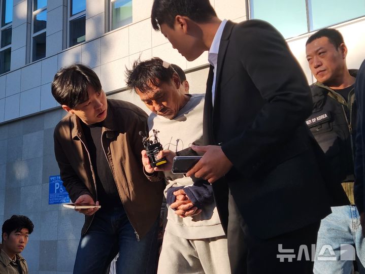 [인천=뉴시스] 김지현 기자 = 흉기 난동으로 구속된 최충락이 23일 인천 남동경찰서에서 인천공소청에 송치되고 있다. 2026.10.23. kjh@newsis.com