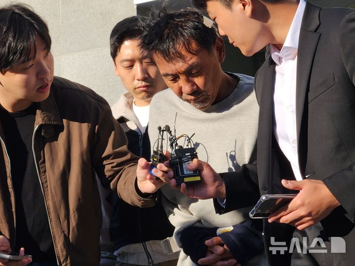 [인천=뉴시스]김지현 기자=23일 인천 남동경찰서에서 흉기 난동으로 경찰에 구속된 최충락이 공소청에 송치되고 있다. 2026.10.23. kjh@newsis.com 
