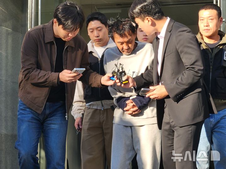 [인천=뉴시스]김지현 기자=23일 인천 남동경찰서에서 흉기 난동으로 경찰에 구속된 최충락이 공소청에 송치되고 있다. 2026.10.23. kjh@newsis.com 