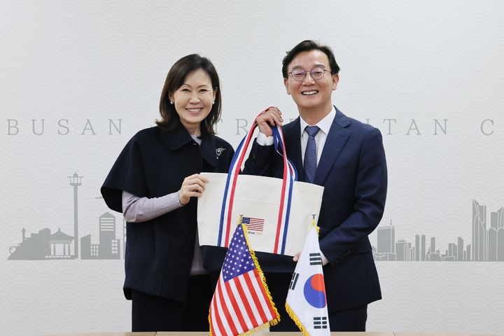 [부산=뉴시스] 전재수 부산시장(오른쪽)이 지난 22일 오후 부산 연제구 부산시청에서 미셸 박 스틸(Michelle Park Steel) 신임 주한미국대사를 만나 항만·물류와 경제, 문화, 미래산업 등 부산과 미국 간 교류 확대 방안을 논의했다. (사진=부산시 제공) 2026.10.23. photo@newsis.com *재판매 및 DB 금지