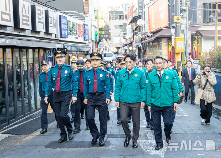 [서울=뉴시스] 전날(22일) 고범석 서울경찰청장과 관계자들이 서울 용산구 이태원 일대를 둘러보고 있다. (사진=서울경찰청 제공) 2026.10.23. photo@newsis.com