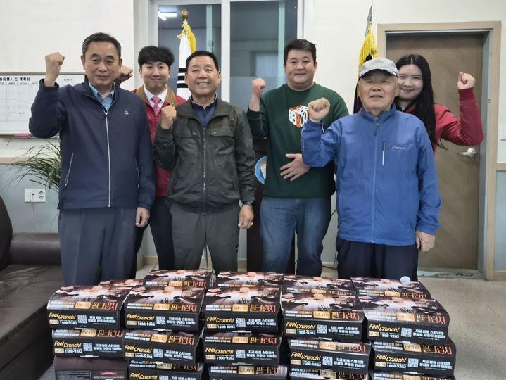 [서울=뉴시스] 제너시스BBQ 그룹은 21일 경기 안성에 위치한 안성재향경우회 회관을 찾아 전직 경찰관 30여 명을 대상으로 '찾아가는 치킨릴레이'를 진행했다. (사진=제너시스BBQ 그룹 제공) *재판매 및 DB 금지