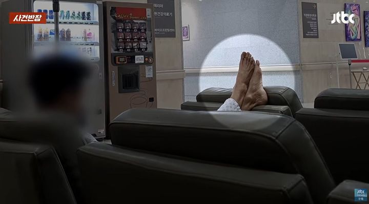 [서울=뉴시스] 부산의 한 병원 휴게공간에서 환자복을 입은 남성이 공용 소파 등받이에 맨발을 올려놓은 모습. (사진=JTBC '사건반장' 캡처) *재판매 및 DB 금지