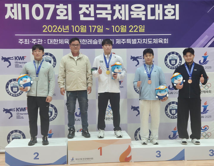 제주특별자치도에서 열린 제107회 전국체육대회에서 태백시청 레슬링팀이 금메달 1개(이도원 선수)와 동메달 1개(박정우 선수)를 획득하고 있다.(사진=태백시 제공) *재판매 및 DB 금지