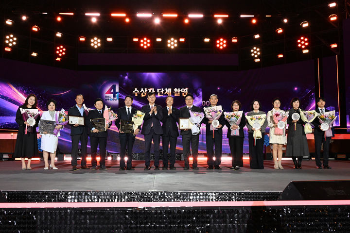 [안산=뉴시스] 22일 와~스타디움에서 '제3회 안산시 기업인의 날 기념식'을 개최하고 지역사회와 기업 발전에 기여한 유공자들과 기념촬영을 하고 있다. (사진=안산시 제공) 2026.10.23. photo@newsis.com *재판매 및 DB 금지