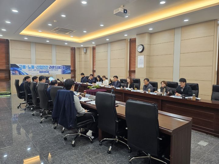 [대전=뉴시스] 대전지방고용노동청이 최근 대전 유성구에 있는 스페이스솔루션을 찾아 '현장 라운드테이블'을 열었다.(사진=대전지방고용노동청 제공) 2026.10.23. photo@newsis.com *재판매 및 DB 금지