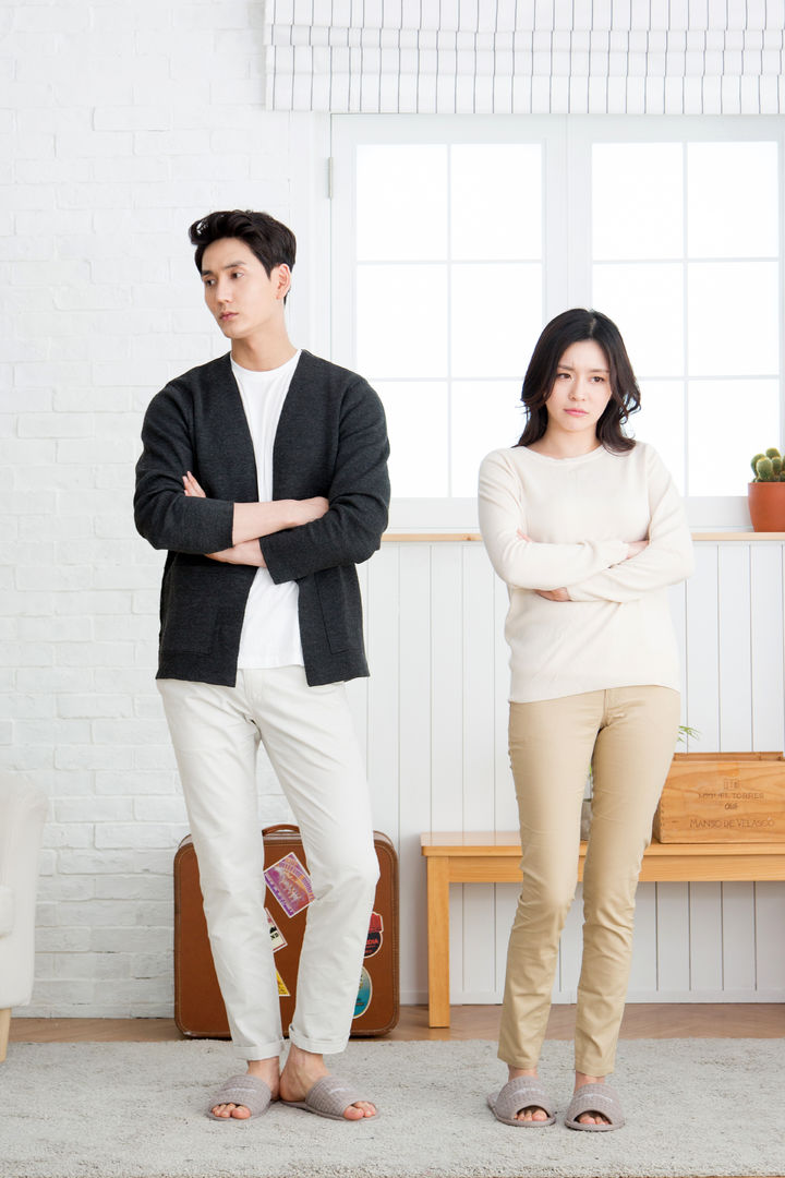 [서울=뉴시스] 노후에 시부모를 모시고 살자는 남편의 요구에 아내가 양가 부모를 함께 모시자는 제안을 내놓자 남편이 불쾌감을 드러내며 부부 갈등이 벌어졌다. (사진=유토이미지)