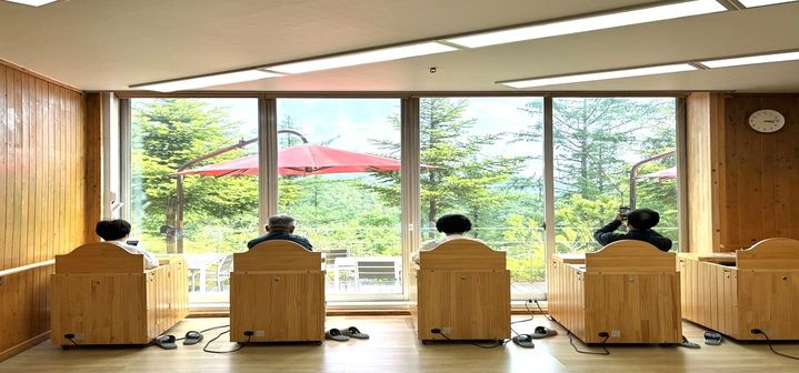[횡성=뉴시스] 국립횡성숲체원, 장기요양 종사자 산림치유캠프. (사진=횡성군 제공) 2026.10.23. photo@newsis.com *재판매 및 DB 금지