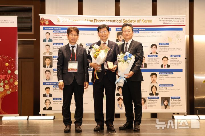 [서울=뉴시스] (왼쪽부터) 김형식 대한약학회 회장, 손의동 중앙대학교 약학대학 명예교수(수상자), 유준하 동화약품 대표이사. (사진=동화약품 제공) 2026.10.23. photo@newsis.com