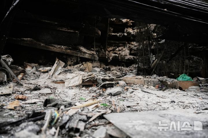 [파리=AP/뉴시스] 22일(현지시간) 프랑스 일간 르파리지앵에 따르면 장디디에 베르제 내무부 차관은 이날 쉬드라디오에 출연해 "목표는 가용한 모든 병력을 동원하는 것"이라고 밝혔다. 사진은 지난 21일(현지 시간) 프랑스 파리의 한 신문 가판대에 불에 탄 물건들이 남아 있는 모습. 지난 주말 프랑스 전역에서는 생활비 상승에 항의하는 시위가 폭동과 약탈로 번졌다. 2026.10.23.