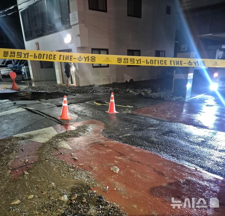 [대구=뉴시스] 23일 0시2분께 대구 남구 봉덕동에서 상수도관이 파손돼 가구 주민들이 단수와 흐린 물 등으로 불편을 겪고 있다. (사진=대구소방안전본부 제공) 2026.10.23. photo@newsis.com 