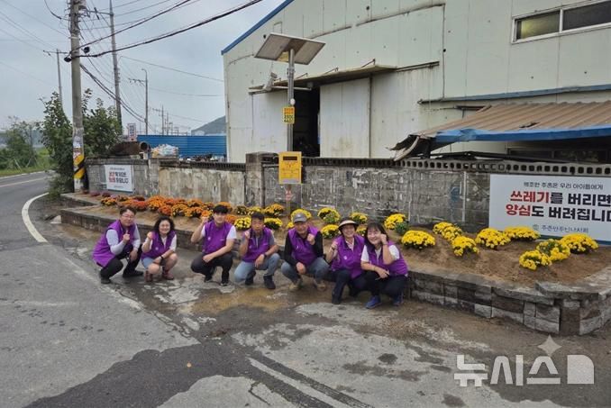 [김해=뉴시스]시 주촌면 주민자치회 꽃밭 조성. (사진=김해시 제공). 2026.10.23. photo@newsis.com