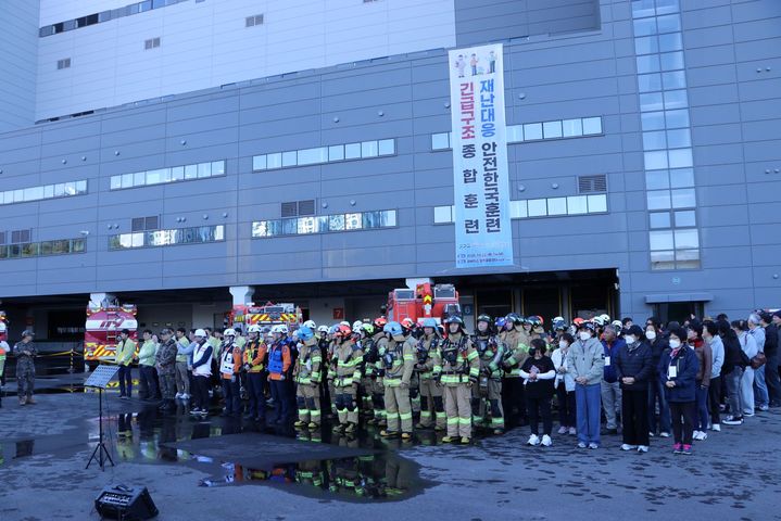 [양주=뉴시스] 경기 양주시는 지난 22일 양주시청 상황실과 고암동 물류센터에서 물류시설 화재와 수질오염 사고를 가정한 ‘2026년 재난대응 안전한국훈련’을 실시했다고 23일 밝혔다. 2026.10.23. (사진=양주시 제공) photo@newsis.com *재판매 및 DB 금지