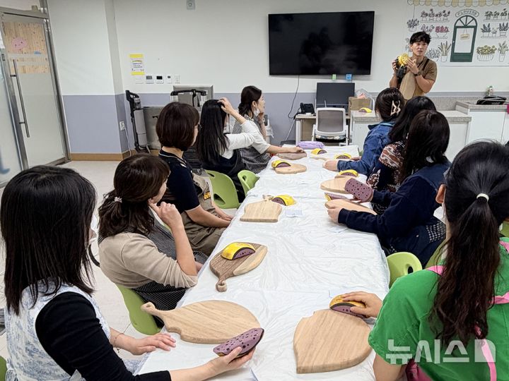 [평택=뉴시스] 함박유치원, 교원 대상 '힐링 아틀리에' 연수 모습 (사진=평택교육지원청제공) 2026.10.23.photo@newsis.com 