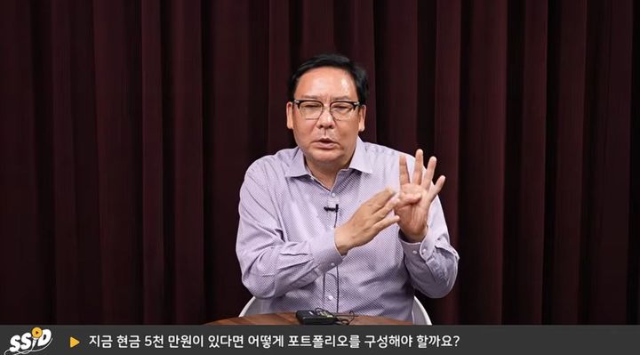 [서울=뉴시스] 22일 구독자 283만명 유튜브 채널 '신사임당' 영상에 출연한 이정윤 세무사는 11월 증시를 앞두고 투자자들이 주목해야 할 업종과 포트폴리오 구성 방법을 소개했다. (사진=신사임당 유튜브 채널 캡처)