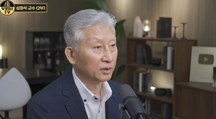 [서울=뉴시스]심형석 교수가 전월세 시장의 공급 부족 장기화 가능성을 설명하며 내 집 마련을 고려할 필요가 있다고 조언하고 있다. (사진=유튜브 '부읽남TV' 캡처) 2026.10.23
