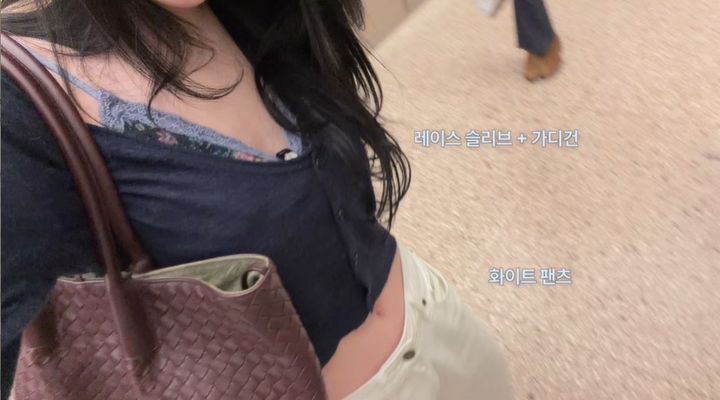 [서울=뉴시스] 그룹 있지(ITZY) 멤버 채령이 레이스 슬리브와 가디건, 화이트 팬츠를 매치해 늘씬한 몸매를 드러냈다. (사진=유튜브 채널 'IMOS 전소미' 캡처)
