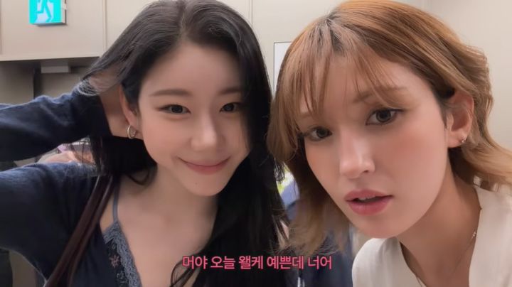 [서울=뉴시스] 가수 전소미의 유튜브 채널에 공개된 영상에서 전소미가 그룹 있지(ITZY) 멤버 채령과 만나 과거 JYP엔터테인먼트 연습생 시절의 추억을 나누고 있다. (사진=유튜브 채널 'IMOS 전소미' 캡처)
